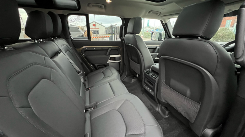 Land Rover Defender 3.0 D250 SE 110 5dr Auto Diesel Estate